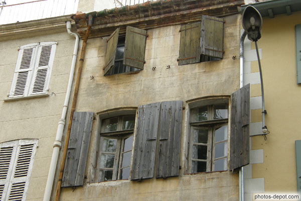 facades aux vieilles fenêtres de bois photo