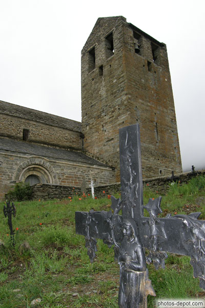 croix de fer du cimetière et sobre abbaye de Serrabonne photo