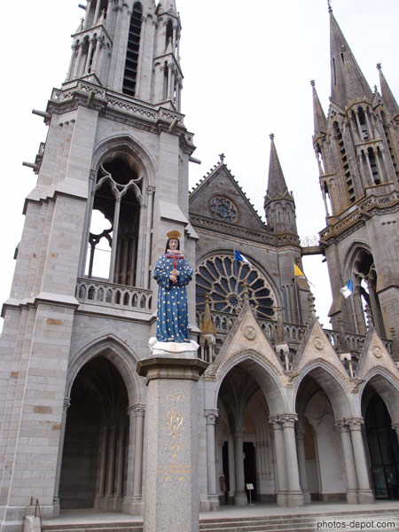 Vierge de Pontmain devant la cathÃ©drale photo
