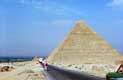 Route le long des Pyramides et menant à la ville / Egypte