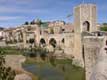 Pont à 7 arches, 105 m de long et 30 de haut, forme angulaire pour que ses piliers reposent sur les rochers présents dans la rivière / Espagne, Garrotxa, Besalu