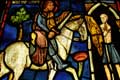 Charité de St Martin, vitrail du saint à cheval tranchant son manteau pour en donner une partie au mendiant